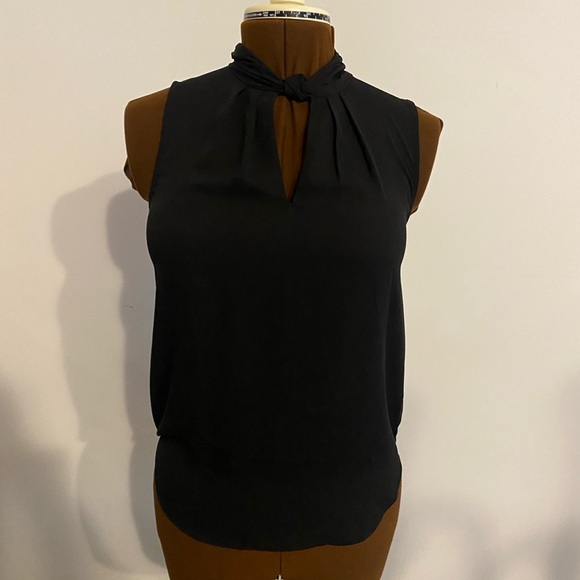 🖤ROSE +OLIVE🖤Black sleeveless blouse in XS.Beautiful detail on the neck. - Picture 6 of 12